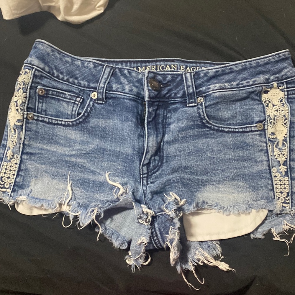 Jean shorts with pattern on sides